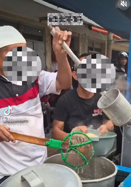 Viral Warung Mie Babi di Bandung, Penjualnya Pakai Peci dan Hijab! Viral Warung Mie Babi di Bandung, Penjualnya Pakai Peci dan Hijab!