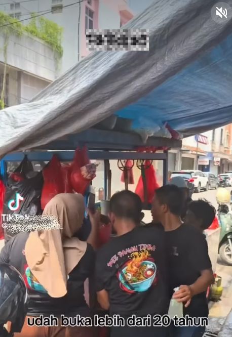 Viral Warung Mie Babi di Bandung, Penjualnya Pakai Peci dan Hijab! Viral Warung Mie Babi di Bandung, Penjualnya Pakai Peci dan Hijab!