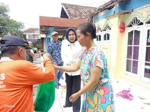 Wabup Mimik Salurkan Bantuan untuk Warga Terdampak Angin Kencang di Prambon