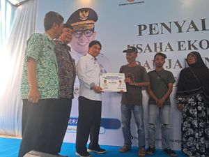 Wagub Banten Minta Warga Tak Pakai Bansos buat Beli HP, tapi Modal Usaha