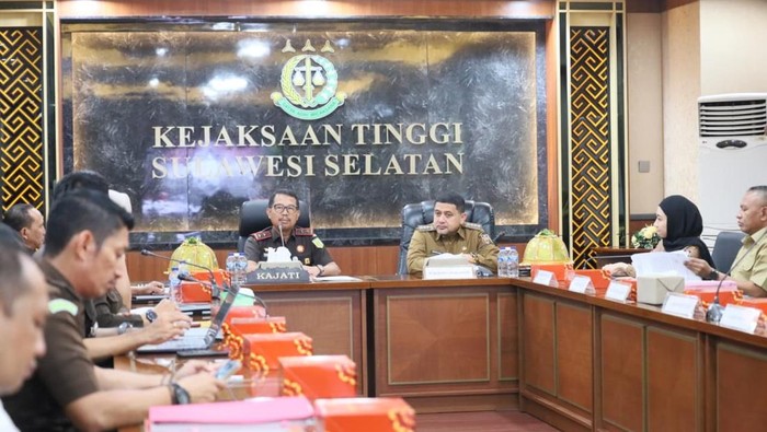 Wali Kota Makassar Munafri Arifuddin bersama Kepala Kejati Sulsel Didik Farkhan Alisyahdi.