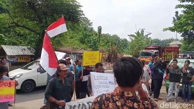 Warga demo di depan kantor Desa Sukolilo, Pati, Kamis (11/12/2025). Warga demo di depan kantor Desa Sukolilo, Pati, Kamis (11/12/2025).
