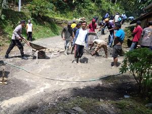 Warga Girimulyo Patungan Cor Jalan Rusak Menahun Buntut Sering Bikin Gasruk