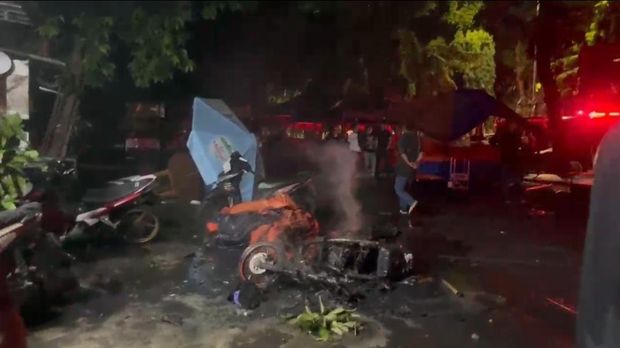 Warung dan motor dibakar saat bentrok usai mata elang dikeroyok di Kalibata, Jaksel Warung dan motor dibakar saat bentrok usai mata elang dikeroyok di Kalibata, Jaksel