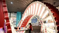 Toko buku yang dikenal sebagai salah satu ikon arsitektur modern di China itu kembali menjadi magnet bagi pengunjung yang mencari ketenangan, inspirasi, sekaligus pengalaman visual yang unik di tengah hiruk-pikuk kota metropolitan. China News Service via Getty Ima/China News Service