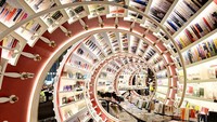 Suasana tenang menyelimuti Zhongshuge Bookstore di Shenzhen, Guangdong, ketika warga menikmati waktu luang mereka, kemarin. China News Service via Getty Ima/China News Service