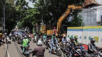 Kemacetan terjadi di Jalan Deplu Raya, Bintaro, Pesanggrahan, Jakarta Selatan, Jumat (12/12/2025). Kemacetan disebabkan proyek galian PAM JAYA. 