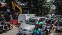 Lalu-lintas macet dikarenakan penyempitan ruas jalan. 