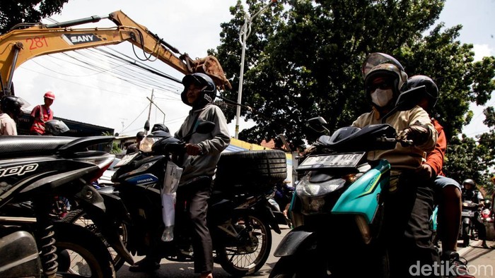 Kemacetan terjadi di Jalan Deplu Raya, Bintaro, Pesanggrahan, Jakarta Selatan, Jumat (12/12/2025). Kemacetan disebabkan proyek galian PAM JAYA.