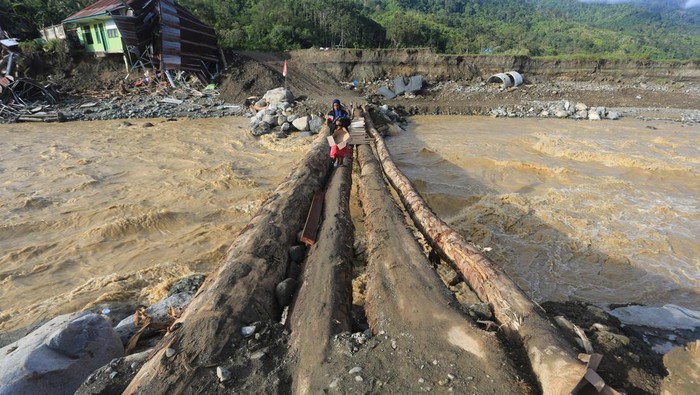 Warga melintasi jembatan darurat penghubung Kabupaten Aceh Tengah dan Kabupaten Nagan Raya di Desa Blang Beurandeh, Kecamatan Beutong Ateuh Banggalang, Nagan Raya, Aceh, Kamis (11/12/2025). Pembangunan jembatan darurat tersebut untuk memulihkan dan memperlancar arus lalu lintas yang sempat terputus pascabencana hidrometeorologi pada Rabu (26/11) lalu. ANTARA FOTO/Syifa Yulinnas/rwa.