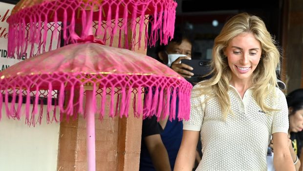 Aktris Film Dewasa Bonnie Blue Didenda Rp200 Ribu Usai Langgar Lalin saat Bikin Konten Aktris film dewasa asal Inggris Tia Emma Billinger alias Bonnie Blue berjalan menuju ruang sidang di Pengadilan Negeri Denpasar, Bali, Jumat (12/12/2025). Tia Emma Billinger bersama seorang rekannya dijatuhi hukuman pidana denda sebesar Rp200 ribu karena terbukti bersalah melanggar aturan lalu lintas dengan menggunakan kendaraan tidak sesuai dengan peruntukkannya setelah menggunakan mobil pikap bertuliskan Bonnie Blue's BangBus untuk membuat konten di wilayah Bali. ANTARA FOTO/Fikri Yusuf/nym.