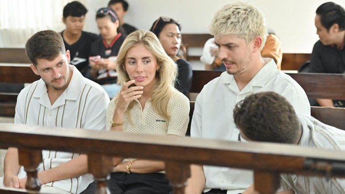 Aktris film dewasa asal Inggris Tia Emma Billinger alias Bonnie Blue berjalan menuju ruang sidang di Pengadilan Negeri Denpasar, Bali, Jumat (12/12/2025). Tia Emma Billinger bersama seorang rekannya dijatuhi hukuman pidana denda sebesar Rp200 ribu karena terbukti bersalah melanggar aturan lalu lintas dengan menggunakan kendaraan tidak sesuai dengan peruntukkannya setelah menggunakan mobil pikap bertuliskan Bonnie Blue’s BangBus untuk membuat konten di wilayah Bali. ANTARA FOTO/Fikri Yusuf/nym.