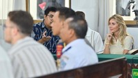 Dalam ruang sidang, Bonnie Blue tampak mengikuti penyampaian materi persidangan dengan saksama. Jaksa menegaskan bahwa kendaraan yang digunakannya tidak sesuai peruntukan sehingga masuk kategori pelanggaran lalu lintas. Foto: ANTARA FOTO/Fikri Yusuf