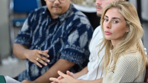 Aktris film dewasa asal Inggris Tia Emma Billinger alias Bonnie Blue berjalan menuju ruang sidang di Pengadilan Negeri Denpasar, Bali, Jumat (12/12/2025). Tia Emma Billinger bersama seorang rekannya dijatuhi hukuman pidana denda sebesar Rp200 ribu karena terbukti bersalah melanggar aturan lalu lintas dengan menggunakan kendaraan tidak sesuai dengan peruntukkannya setelah menggunakan mobil pikap bertuliskan Bonnie Blue’s BangBus untuk membuat konten di wilayah Bali. ANTARA FOTO/Fikri Yusuf/nym.