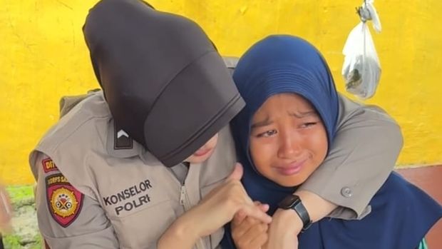 Anak-anak di Palembayan, Agam, Sumbar, menangis saat berpisah dengan Tim Trauma Healing Polda Riau. Anak-anak di Palembayan, Agam, Sumbar, menangis saat berpisah dengan Tim Trauma Healing Polda Riau, Jumat (12/12/2025).