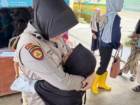 Anak-anak di Palembayan, Agam, Sumbar, menangis saat berpisah dengan Tim Trauma Healing Polda Riau. Anak-anak di Palembayan, Agam, Sumbar, menangis saat berpisah dengan Tim Trauma Healing Polda Riau, Jumat (12/12/2025).