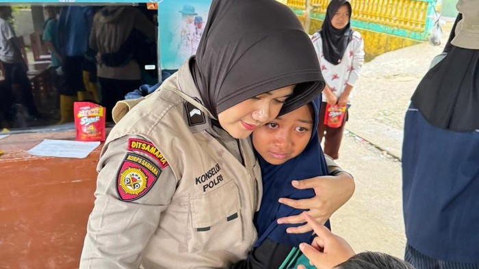 Momen Haru Perpisahan Tim Trauma Healing Polda Riau dengan Anak-anak Agam