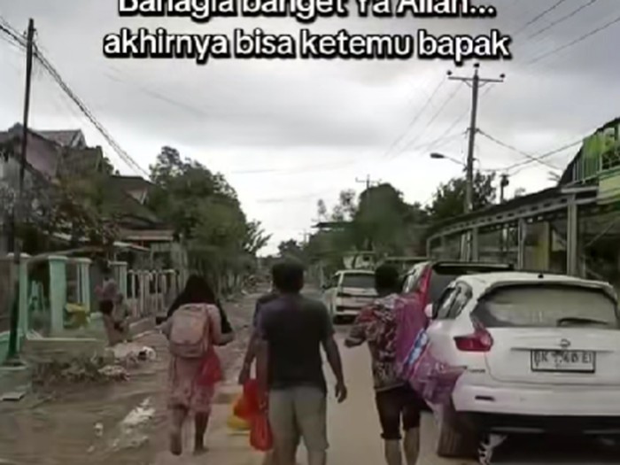 Momen haru seorang anak bertemu ayahnya di Aceh Tamiang usai menembus banjir selutut. Tangis pecah, ayahnya melahap bekal karena berhari-hari keterbatasan makanan.