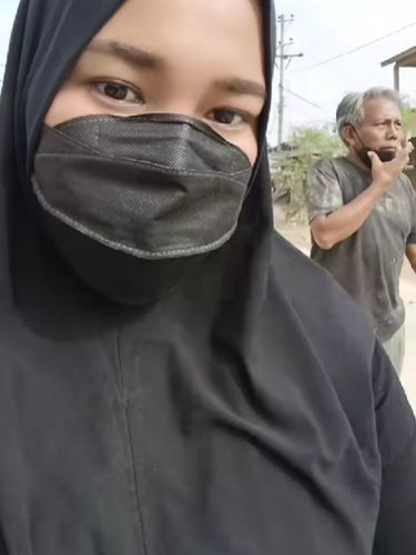 Momen haru seorang anak bertemu ayahnya di Aceh Tamiang usai menembus banjir selutut. Tangis pecah, ayahnya melahap bekal karena berhari-hari keterbatasan makanan.