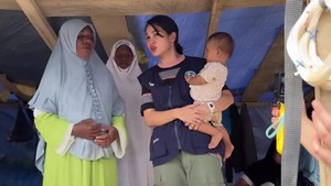 Di dalam gubuk sementara ini, ada empat keluarga yang tinggal bersama. Kondisi ini membuat Andien sangat prihatin. Foto: Instagram @andien dan @kitabisa