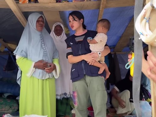 Penyanyi Andien terjun langsung ke lokasi bencana di Sumatera.