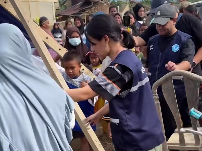 Penyanyi Andien terjun langsung ke lokasi bencana di Sumatera.