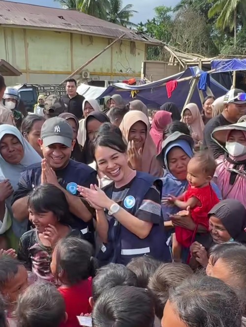 Penyanyi Andien terjun langsung ke lokasi bencana di Sumatera.