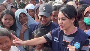 Pelantun Anaku Sayang itu menghibur anak-anak terdampak bencana longsor dan banjir. Foto: Instagram @andien dan @kitabisa