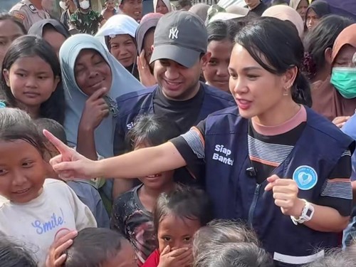 Penyanyi Andien terjun langsung ke lokasi bencana di Sumatera.