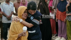 Saat berada di Desa Sekumur, Aceh Tamiang, Andien mendengarkan cerita ratusan warga harus berjuang belasan hari dengan kondisi rumah yang sudah menghilang dan listrik terputus. Untuk sampai ke desa itu, akses satu-satunya adalah menggunakan kapal kayu milik warga. Foto: Instagram @andien dan @kitabisa
