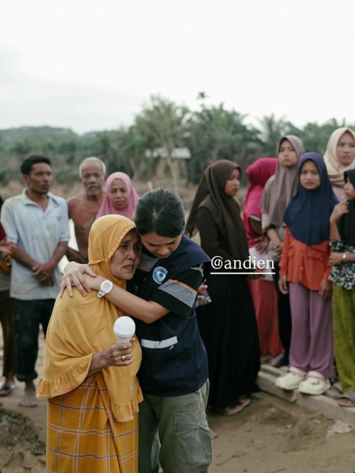 Penyanyi Andien terjun langsung ke lokasi bencana di Sumatera.