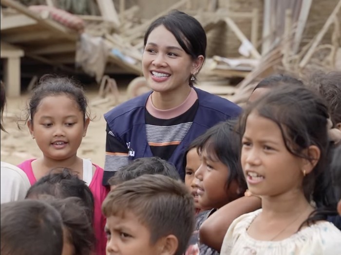 Penyanyi Andien terjun langsung ke lokasi bencana di Sumatera.