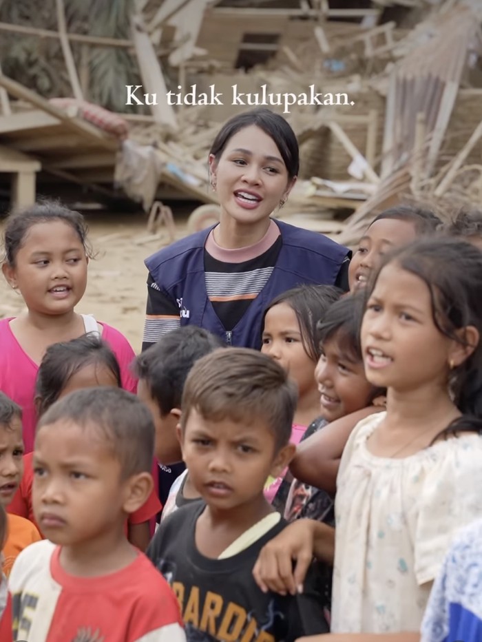 Penyanyi Andien terjun langsung ke lokasi bencana di Sumatera.