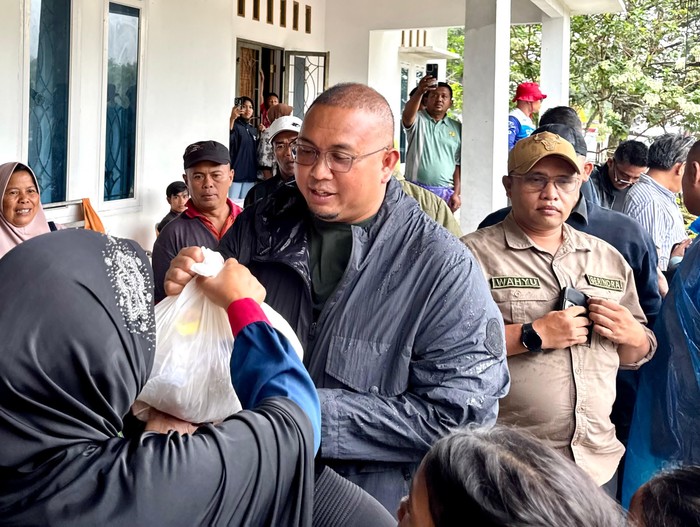 Andre Rosiade Bagikan 1.000 Sembako untuk Korban Galodo di Batu Busuk