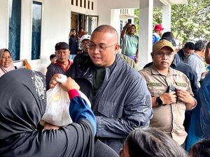 Andre Rosiade Bagikan 1.000 Sembako untuk Korban Galodo di Batu Busuk