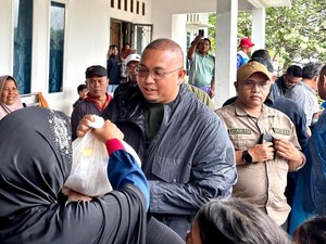 Andre Rosiade Bagikan 1.000 Sembako untuk Korban Galodo di Batu Busuk
