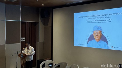 Anggota DPD RI Ida Bagus Rai Dharmawijaya Mantra saat memberikan pidato pembukaan dalam FGD Ikayana, (12/12/2025).