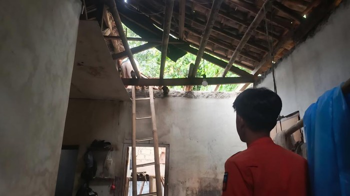 Diterpa Hujan Deras, Atap Rumah Warga Bogor yang Sudah Rapuh Ambruk