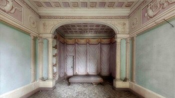 Kamar Tidur Megah yang Mangkrak. Before: Kamar tidur bergaya klasik tampak kosong, dingin, dan cat mengelupas, hanya menyisakan panggung tempat tidur yang lapuk. After: AI menghidupkannya menjadi kamar mewah dengan tirai pastel, ranjang elegan, lampu hangat, dan dekorasi klasik yang menawan. Foto: Boredpanda