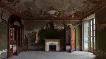 Ruang Hijau dengan Dinding Terkelupas. Before: Ruang bernuansa hijau gelap tampak lembap, wallpaper mengelupas, dan area sekitar perapian rusak parah. After: Versi AI menampilkan ruang elegan dengan dinding hijau tua bertekstur, perapian menyala, karpet tebal, dan furnitur antik yang rapih. Foto: Boredpanda