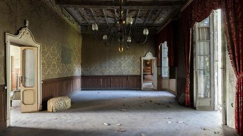 Ruang Tamu Berantakan Jadi Ruang Kerajaan. Before: Ruang tamu gelap, kosong, dan dipenuhi debu dengan furnitur yang nyaris tak tersisa. After: Rekonstruksi AI menghadirkan ruang tamu megah dengan sofa kulit, tirai merah tebal, chandelier antik, dan dekorasi lukisan klasik. Foto: Boredpanda