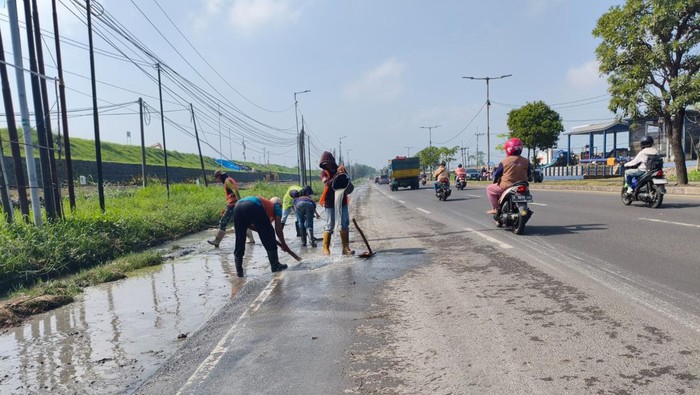 Banjir yang Rendam Jalan Porong Sidoarjo Surut, Arus Lalin Dibuka Lagi