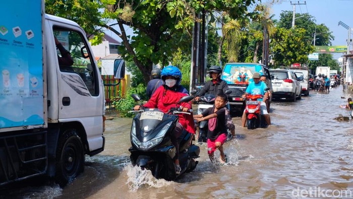 Banjir Selutut Rendam Lima Kecamatan di Sidoarjo