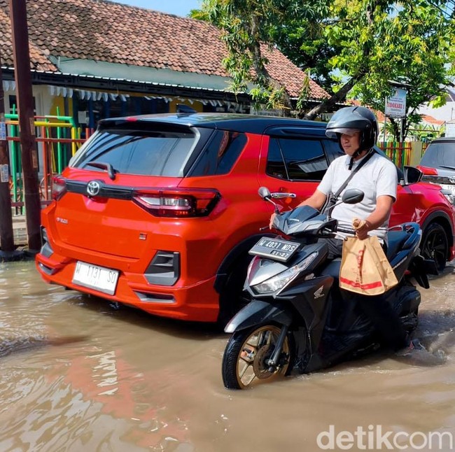 Banjir Masih Rendam Lima Kecamatan di Sidoarjo