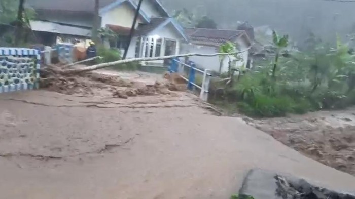Banjir di Tiris Probolinggo Bikin 3 Jembatan Ambruk, Ratusan KK Terisolir