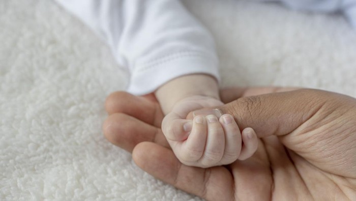 Bayi meninggal bisa melihat orang tuanya.jpg