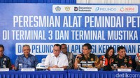 Menteri Keuangan bersama Kepala BRIN dan Direktur Jenderal Bea dan Cukai menghadiri peresmian alat pemindai peti kemas berteknologi sinar X di Tanjung Priok, Jumat (12/12/2025).
