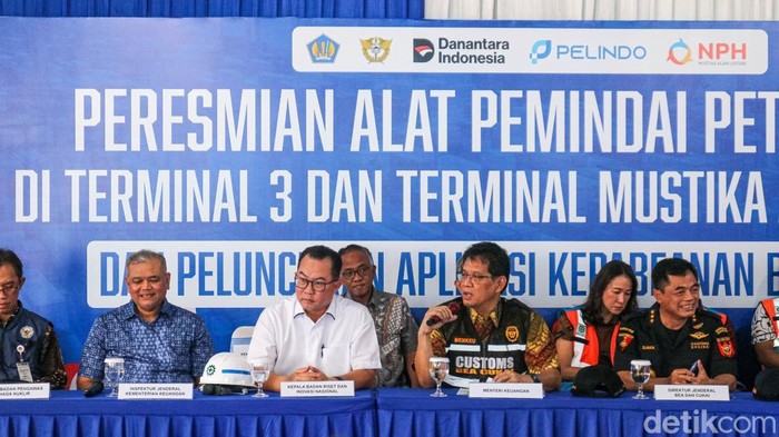Menteri Keuangan bersama Kepala BRIN dan Direktur Jenderal Bea dan Cukai menghadiri peresmian alat pemindai peti kemas berteknologi sinar X di Tanjung Priok, Jumat (12/12/2025). Peresmian ini menjadi langkah penting dalam penguatan sistem pengawasan barang impor, sekaligus menandai komitmen pemerintah untuk mempercepat transformasi digital di sektor kepabeanan. Menunjukkan bahwa modernisasi layanan bukan lagi pilihan, melainkan kebutuhan mendesak untuk menghadapi tantangan perdagangan global yang semakin kompleks.