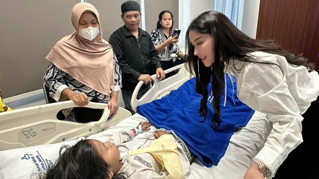 Bebizie Jenguk Siswa Korban Tabrak Mobil MBG, Titip Beri Pelayanan Maksimal