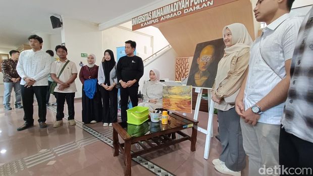 Bencana Sumatera Pameran lukisan yang digelar dalam rangka penggalangan dana untuk korban bencana alam Pulau Sumatera di loby Rektorat UMP, Jumat (12/12/2025).